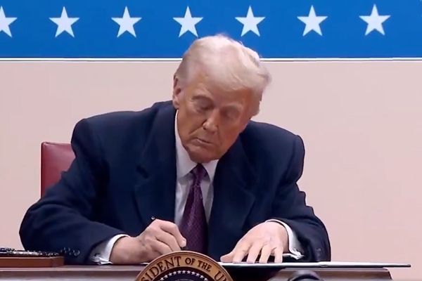 ट्रम्प ने दूसरे कार्यकाल के पहले दिन रिकॉर्ड संख्या में कार्यकारी आदेशों पर हस्ताक्षर किए