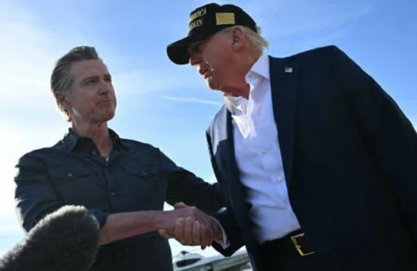 ट्रंप पहुंचे लॉस एंजिल्स, आग प्रभावित क्षेत्र का दौरा किया, गवर्नर न्यूसम को हर तरह की मदद का दिया भरोसा 