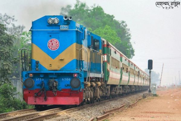 बांग्लादेश में रेलवे के रनिंग कर्मचारियों द्वारा हड़ताल वापस लेने के बाद ट्रेन सेवाएं बहाल 