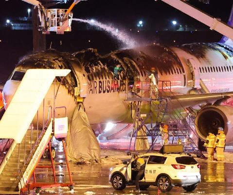दक्षिण कोरिया में विमान में लगी आग, एक घंटे तक फंसे रहे 176 लोग 