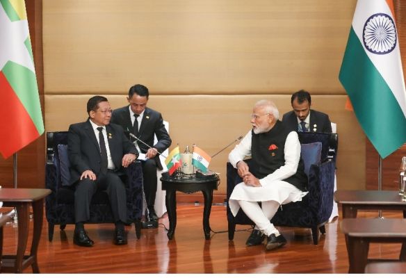  प्रधानमंत्री मोदी की बैंकॉक में म्यांमार के वरिष्ठ जनरल मिन आंग ह्लाइंग से मुलाकात, भूकंप त्रासदी पर संवेदना जताई