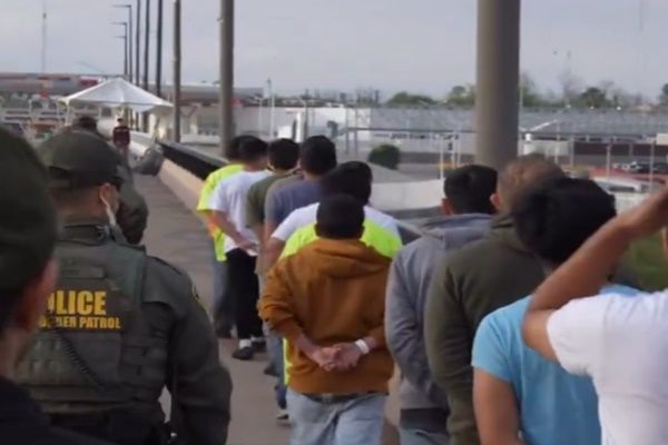 पॉप गाने का इस्तेमाल कर 'क्रूर' निर्वासन वीडियो बनाने के लिए व्हाइट हाउस की आलोचना