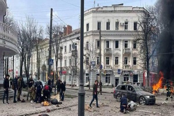 पूर्वोत्तर यूक्रेन के सुमी शहर में रूसी मिसाइलों के हमले में दो बच्चों सहित कम से कम 32 लोग मारे गए