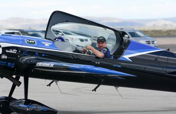 वर्जीनिया में एयरशो से पहले विमान क्रैश, पायलट रॉब हॉलैंड की मौत