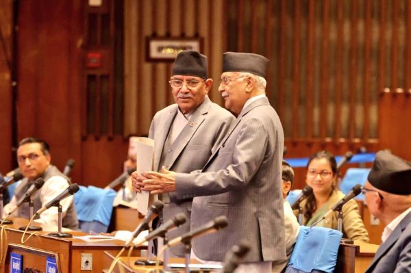  नेपाल में ओली और प्रचंड की बढ़ती नजदीकियों से सत्ता के समीकरण बदलने के आसार