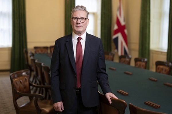 ब्रिटिश प्रधानमंत्री कीर स्टारमर का चेतावनी: सख्त आव्रजन नियमों के बिना ब्रिटेन 'अजनबियों का द्वीप' बन सकता है