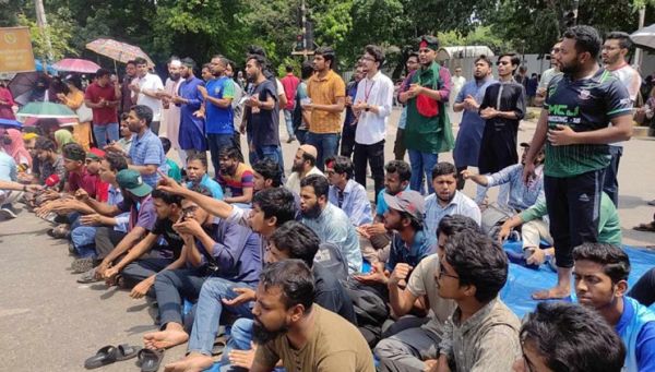   बांग्लादेश में जगन्नाथ विश्वविद्यालय के छात्र अंतरिम सरकार से खफा, ढाका में प्रदर्शन, आज से शुरू करेंगे सामूहिक अनशन