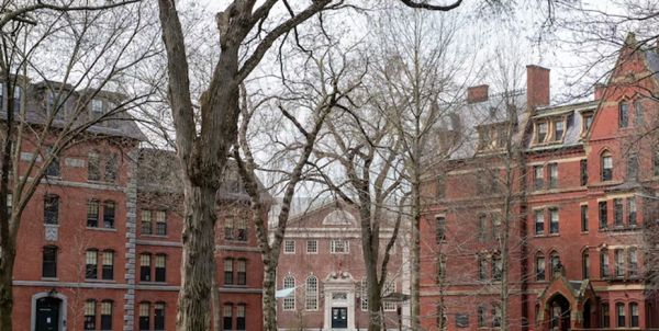 हार्वर्ड विश्वविद्यालय को संघीय अदालत से अस्थायी राहत