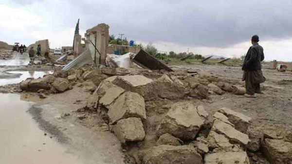 पाकिस्तान में तूफान से छह लोगों की मौत, कहीं घर गिरे, कहीं आसमानी बिजली से आफत