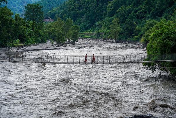 जलवायु निकाय का कहना है कि तिब्बती हिमनद झील के जल निकासी से नेपाल में घातक बाढ़ आई है