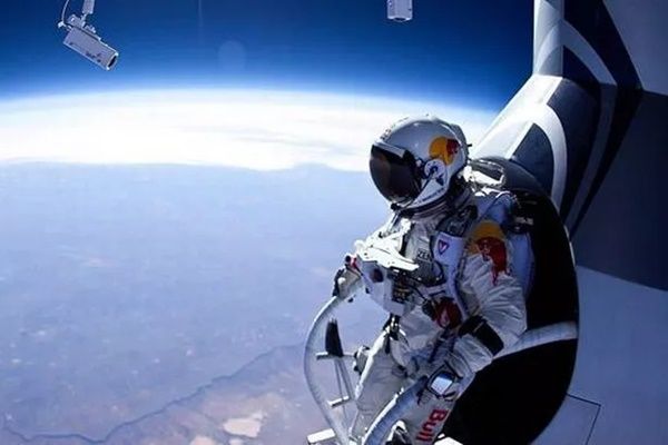 स्ट्रेटोस्फीयर स्काईडाइवर फेलिक्स बाउमगार्टनर का पैराग्लाइडिंग दुर्घटना में निधन