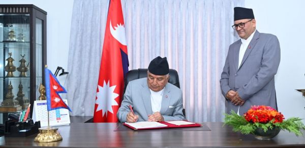 ओली सरकार को झटका, राष्ट्रपति का संवैधानिक परिषद विधेयक पर हस्ताक्षर करने से इनकार