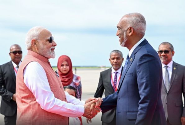 मालदीव पहुंचे प्रधानमंत्री मोदी, राष्ट्रपति मोइज्जू ने एयरपोर्ट पर किया गर्मजोशी भरा स्वागत