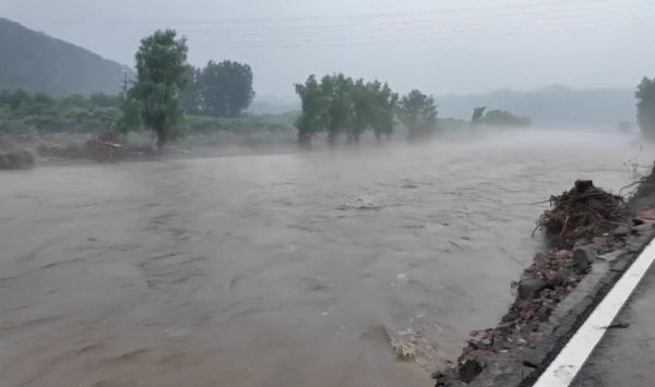 चीन में भूस्खलन से चार की मौत, आठ लापता, बीजिंग बाढ़ की चपेट में