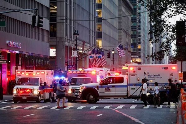 मैनहट्टन गोलीबारी में NYPD अधिकारी समेत 4 की मौत, हमलावर की पहचान हुई