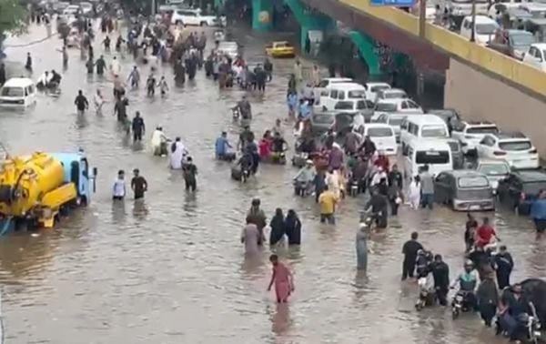 पाकिस्तान के कराची में बरसात से भारी तबाही, 10 लोगों की मौत