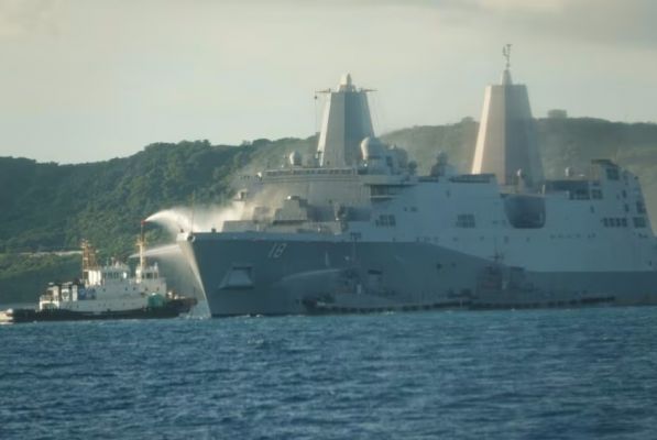 अमेरिकी नौसेना का युद्धपोत 12 घंटे तक घिरा रहा आग की लपटों में, दो सदस्य झुलसे