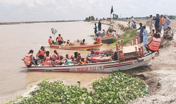  पाकिस्तान में पंजाब के छह जिलों में बाढ़ से निपटने के लिए सेना बुलाई गई