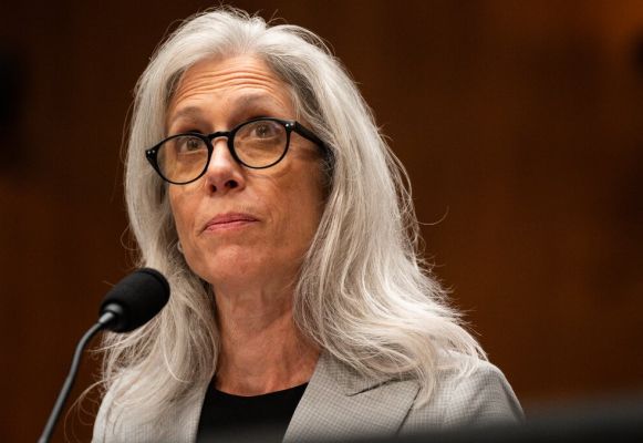  अमेरिका के रोग नियंत्रण एवं रोकथाम केंद्र की निदेशक सुजैन मोनारेज बर्खास्त, चार पदाधिकारियों का इस्तीफा