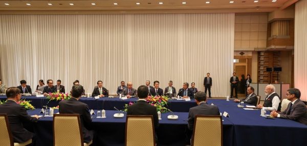 भारत के प्रधानमंत्री मोदी ने टोक्यो में जापान के 16 प्रांतों के राज्यपालों से बातचीत की