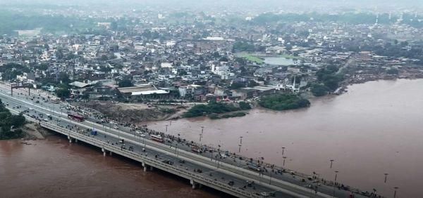  पाकिस्तान के पंजाब में नदियों ने मचाई तबाही, कसूर शहर को डूबने से बचाने कि लिए सतलुज के तट का एक हिस्सा उड़ाया गया