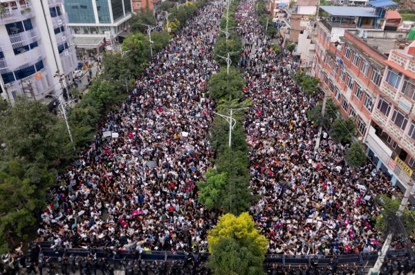 सोशल मीडिया बैन किए जाने का विरोध, प्रदर्शनकारियों के संसद में घुसने पर काठमांडू में कर्फ्यू लगा