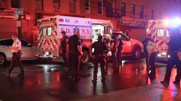 अमेरिकी पुलिस ने महिला अधिकारी को चाकू घोंपकर भाग रहे हमलावर को गोलियों से भूना