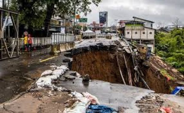 इंडोनेशियाः भूस्खलन से मरने वालों की संख्या बढ़ कर 30 हुई, 25 से ज्यादा लाेग लापता