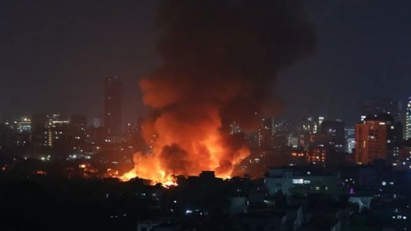 बांग्लादेश की राजधानी ढाका की कोरेल झुग्गी बस्ती में शाम पांच बजे लगी आग रात दस बजे बुझ पाई