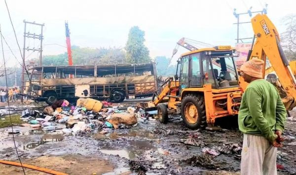 नेपाली तीर्थयात्रियों को ले जा रही बस उप्र. के बलरामपुर में दुर्घटनाग्रस्त, दो की मौत