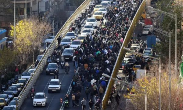 ईरान में महंगाई के खिलाफ भड़की चिंगारी से अशांति, पवित्र शहर कोम में खामेनेई शासन के खिलाफ गूंजे नारे