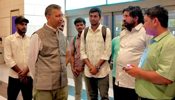 भारतीय राजदूत ने ओमान में एमटी जलवीर के चालक दल से मुलाकात की