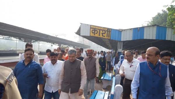 रेलमंत्री ने काशी रेलवे स्टेशन का किया निरीक्षण, प्रस्तावित आईएमएस का ले आउट देखा