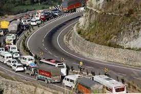 जम्मू-श्रीनगर राष्ट्रीय राजमार्ग पर हल्के वाहनों को दोनों ओर से छोड़ा जा रहा