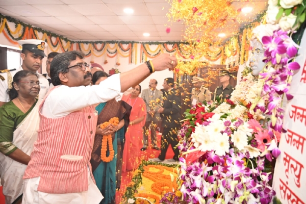 राष्ट्रपति पहुंची बिरसा मुंडा की जन्मस्थली उलिहातू , प्रतिमा को नमन कर दी श्रद्धांजलि