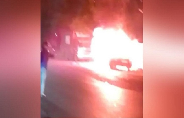 असम-मेघालय गोलीबारी: शिलांग में उपद्रवियों ने असम के यात्री वाहन में लगाई आग