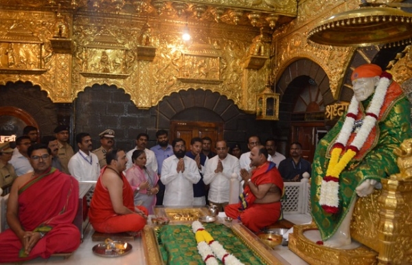 मुख्यमंत्री एकनाथ शिंदे ने सपरिवार शिर्डी में साईबाबा के किये दर्शन