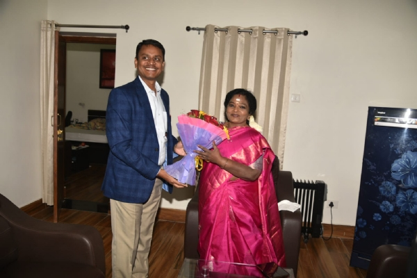 तेलंगाना की राज्यपाल पहुंची वाराणसी, जिलाधिकारी ने किया स्वागत