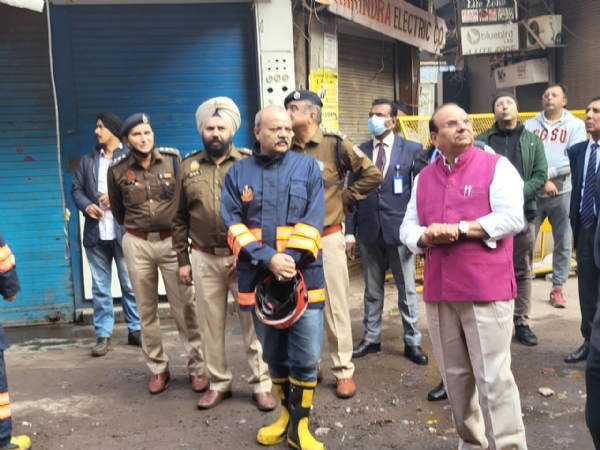 भागीरथ पैलेस में लगी आग, उपराज्यपाल ने स्थिति का लिया जायजा