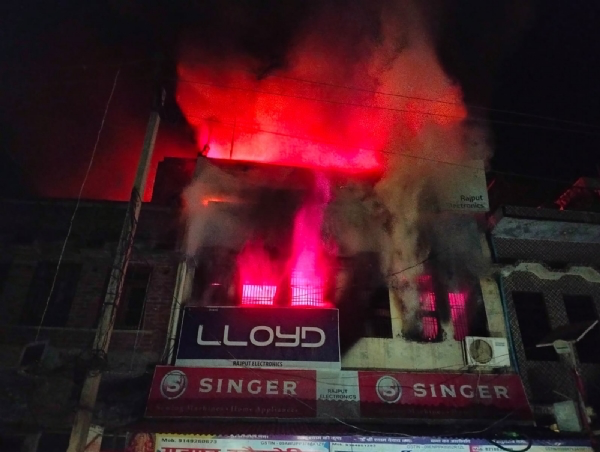 फिरोजाबाद: मकान में लगी आग में झुलसकर एक ही परिवार के 6 लोगों की मौत