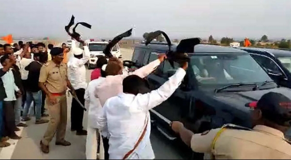 जालना में किसानों ने दिखाया शिंदे और फडणवीस को काले झंडे