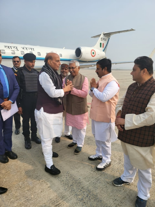 रक्षामंत्री राजनाथ सिंह वाराणसी पहुंचे, बड़ी भाभी के अन्तिम संस्कार में होंगे शामिल