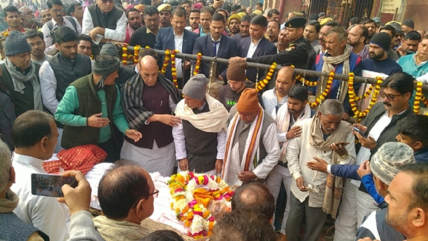 रक्षामंत्री राजनाथ सिंह की भाभी नयनतारा देवी का पार्थिव शरीर पंचतत्व में विलीन
