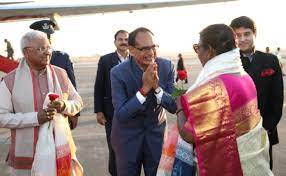 इंदौरः राष्ट्रपति को राज्यपाल पटेल और मुख्यमंत्री ने दी भावभीनी विदाई