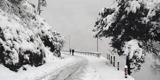 उत्तराखंड : ऊंची चोटियों और तीर्थस्थलों पर बर्फबारी से बढ़ी ठंड, बारिश की भी संभावना पर्यटकों के खिले चेहरे