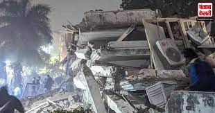 लखनऊ में इमारत गिरी, मलबे से 12 घंटे में 13 लोगों को जिंदा निकाला गया
