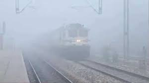 कोहरे ने रेलगाड़ियों की गति की धीमी, दिल्ली आने वाली कई ट्रेन लेट