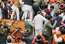 दिल्ली नगर निगम में धक्का मुक्की के बीच स्टैंडिंग कमेटी का चुनाव रुका, एक घंटे बाद शुरू होगी सदन