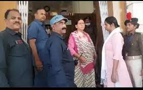 करीब पांच घंटे की पूछताछ के बाद सीबीआई टीम वापस लौटी, राबड़ी पहुंचीं विधान परिषद्