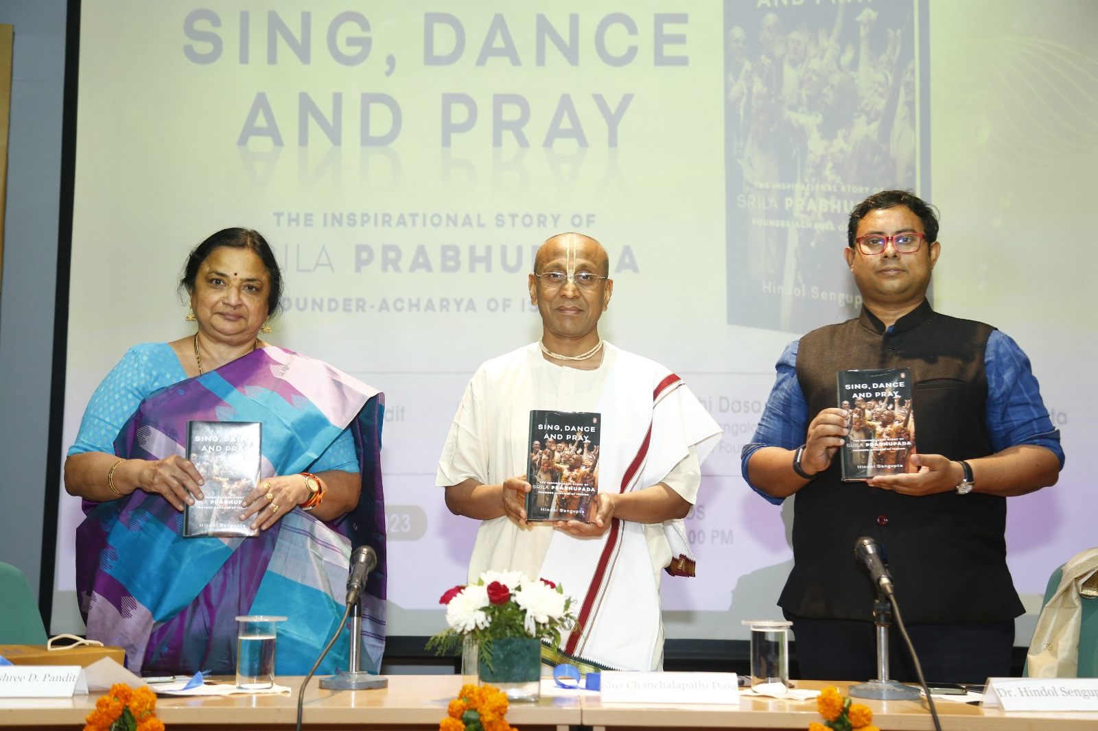 जेएनयू कुलपति ने कृष्णभक्त संत श्रील प्रभुपाद की जीवनी पर केंद्रित पुस्तक का किया विमोचन